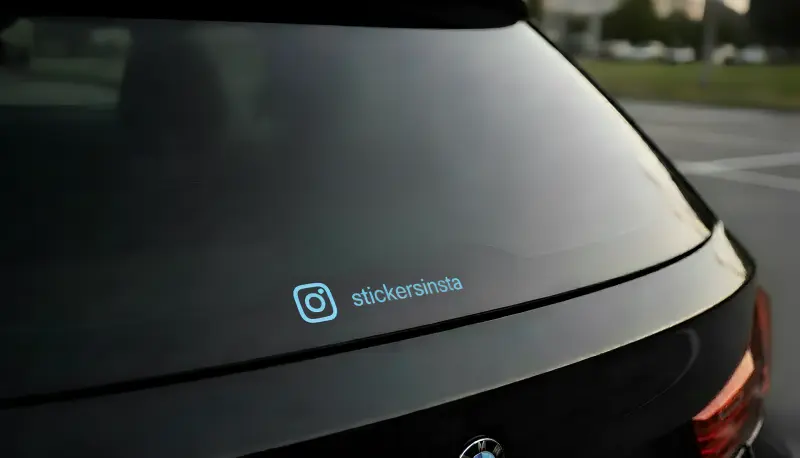 Sticker Instagram bleu personnalisé voiture